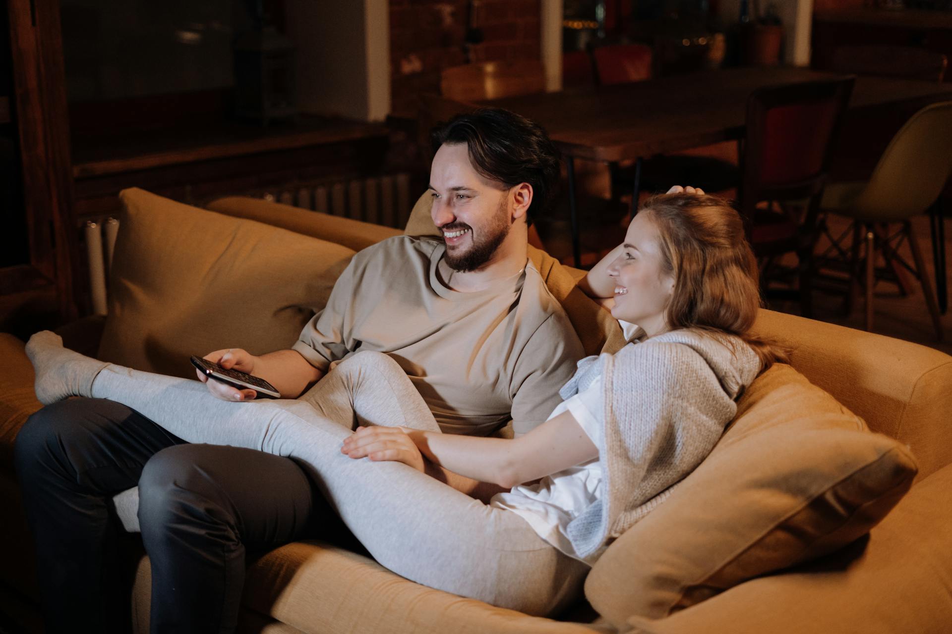 A couple sitting on a couch | Source: Pexels