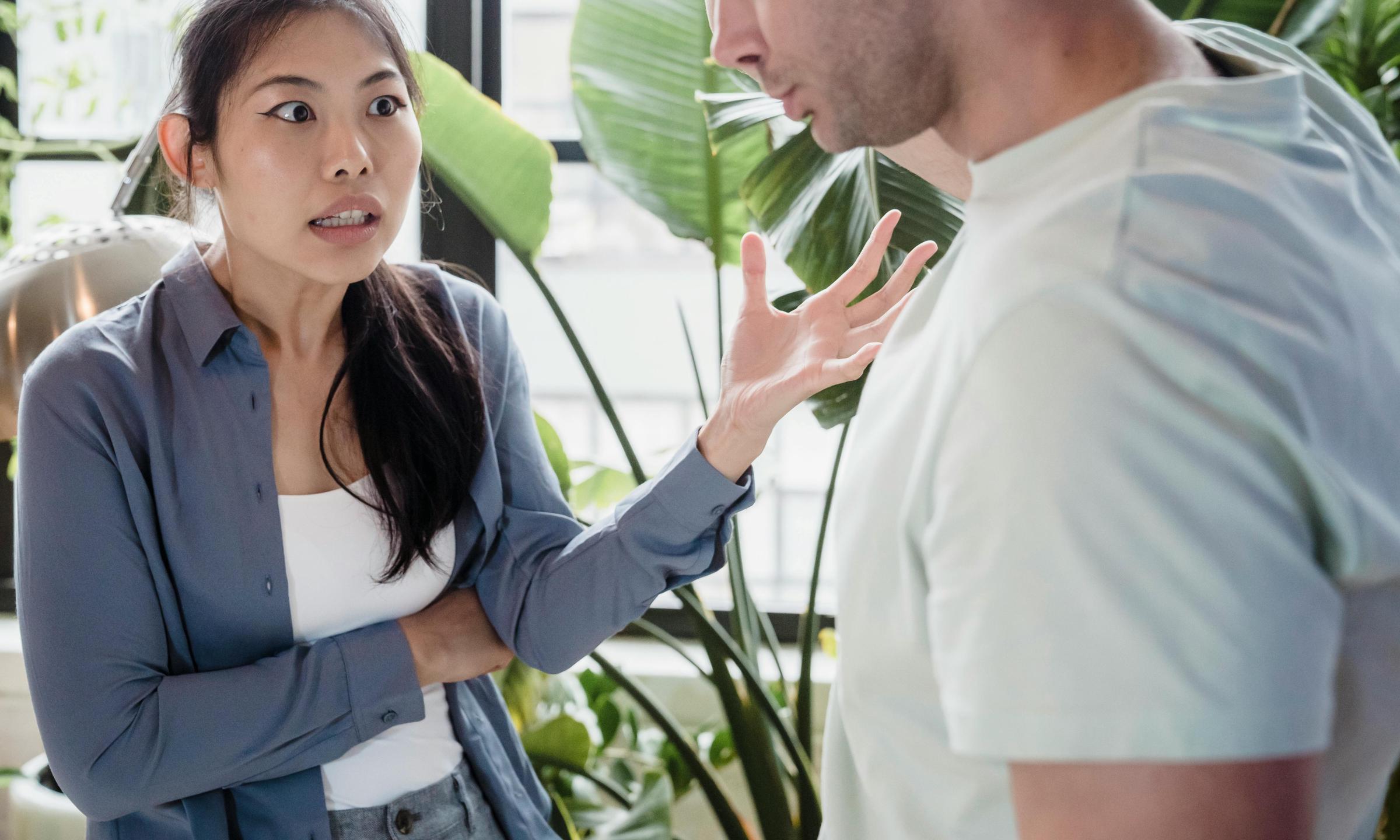 A couple having a heated discussion in the living room | Source: Pexels