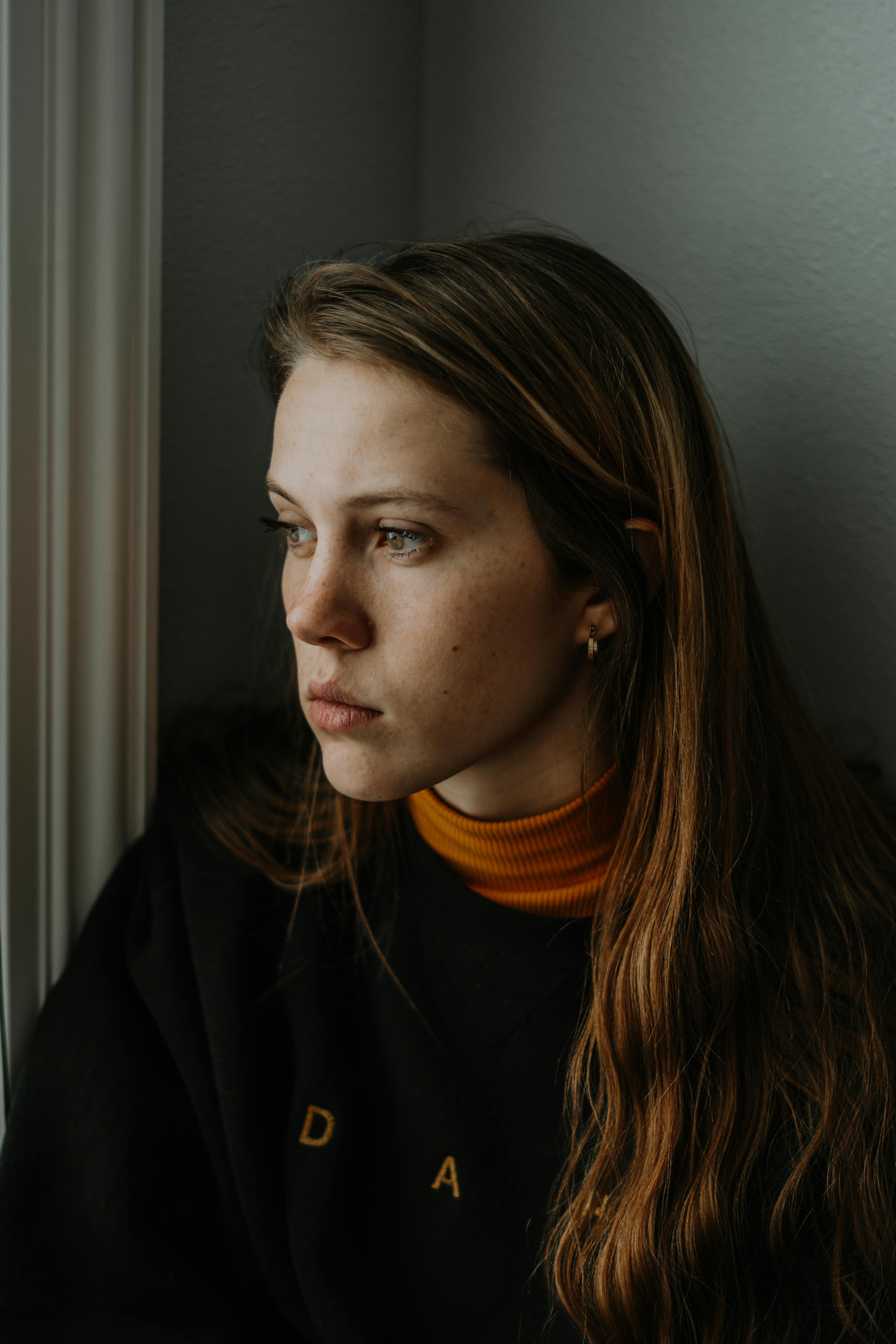 A young lady lost in thoughts | Source: Pexels