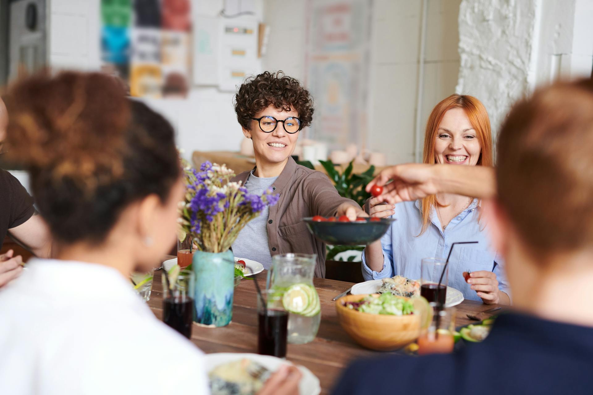 Women sitting at a dinner table | Source: Pexels