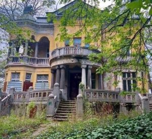 The Forgotten Splendor of the Strawberry House: A Glimpse into Bulgaria’s Past