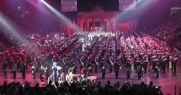 Emotional ‘Amazing Grace’ Performance by 200 Bagpipes Moves Audience