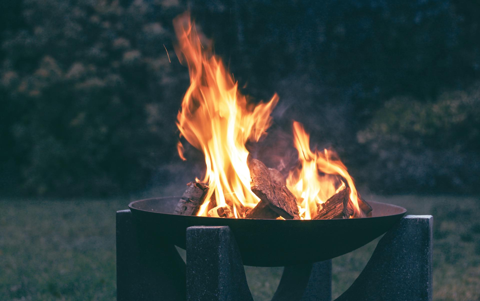 A bonfire in the garden | Source: Pexels