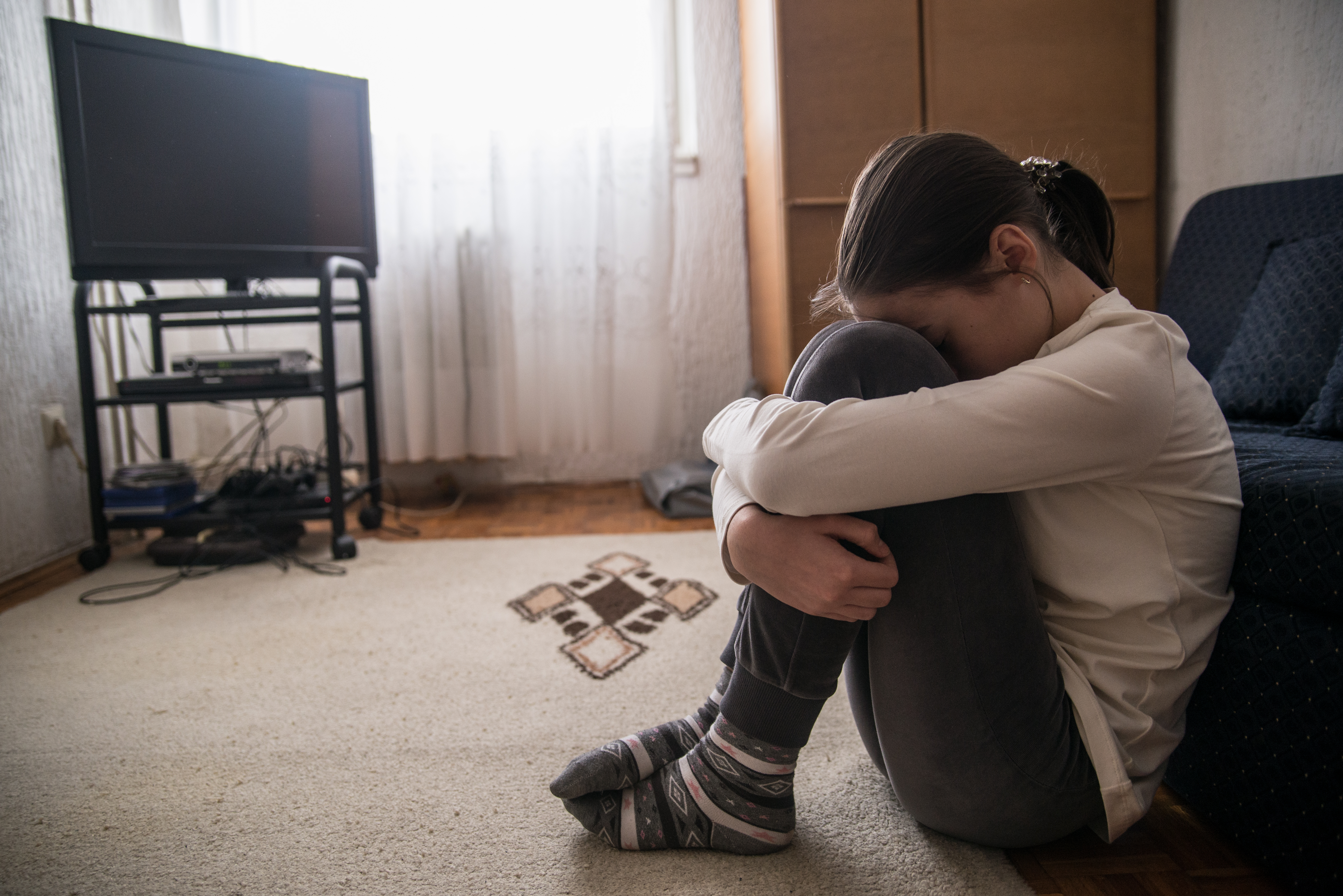 Teen woman with headache holding her head | Source: Getty Images