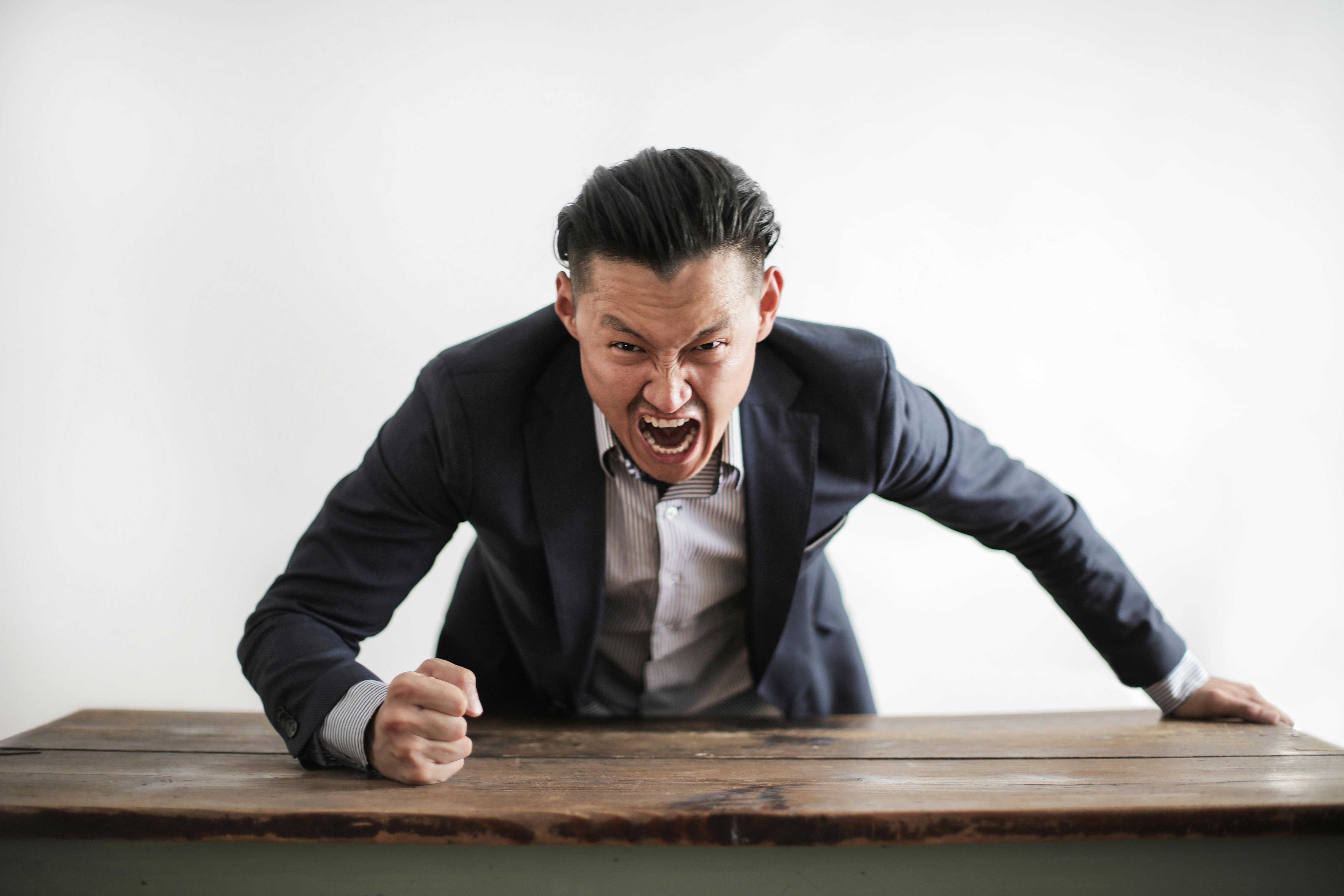 Angry man in a suit | Source: Pexels