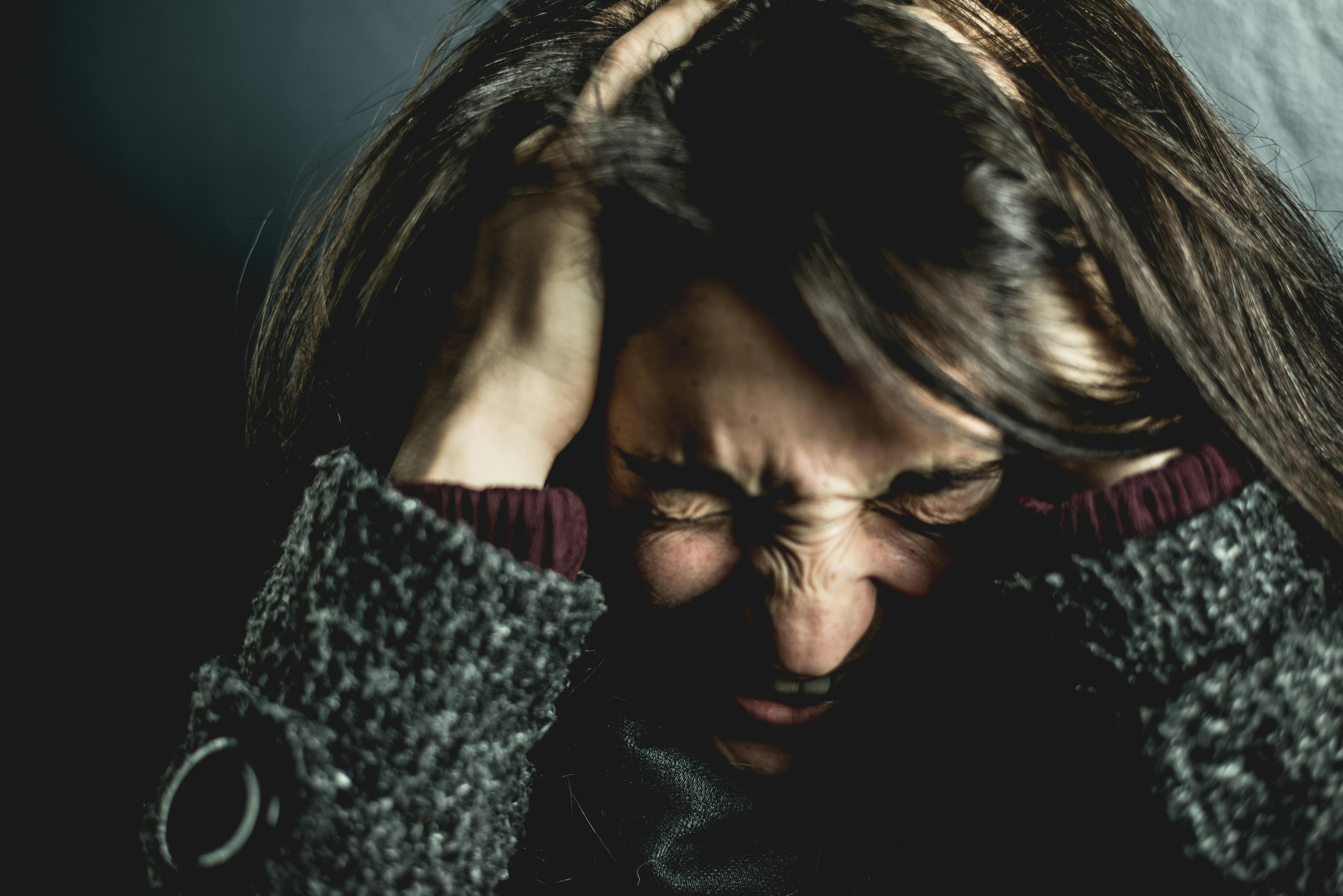 An angry woman pulling her hair | Source: Pexels