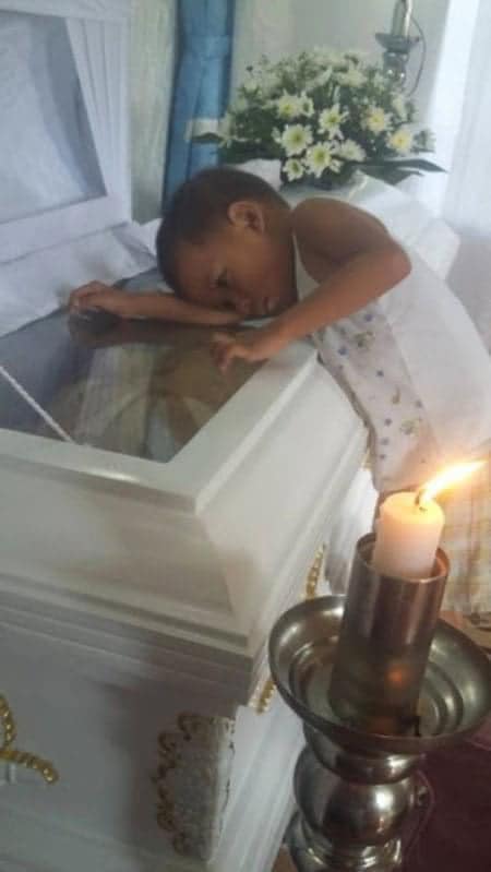 A Heartbreaking Moment at a Mother’s Funeral