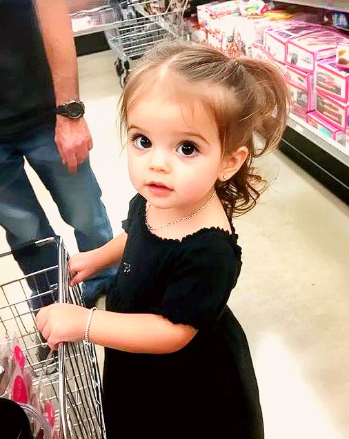 Woman Helps Single Dad at Store, Sees Bracelet She Buried with Her Child on His Daughter