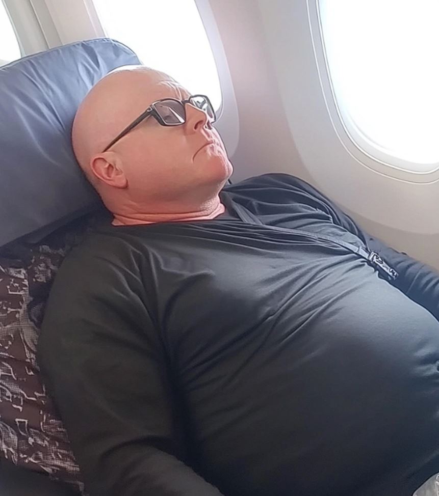 PASSENGER ON PLANE RECLINED HIS SEAT INTO MY FACE — I GOT PAYBACK THAT MADE HIM RETREAT FAST