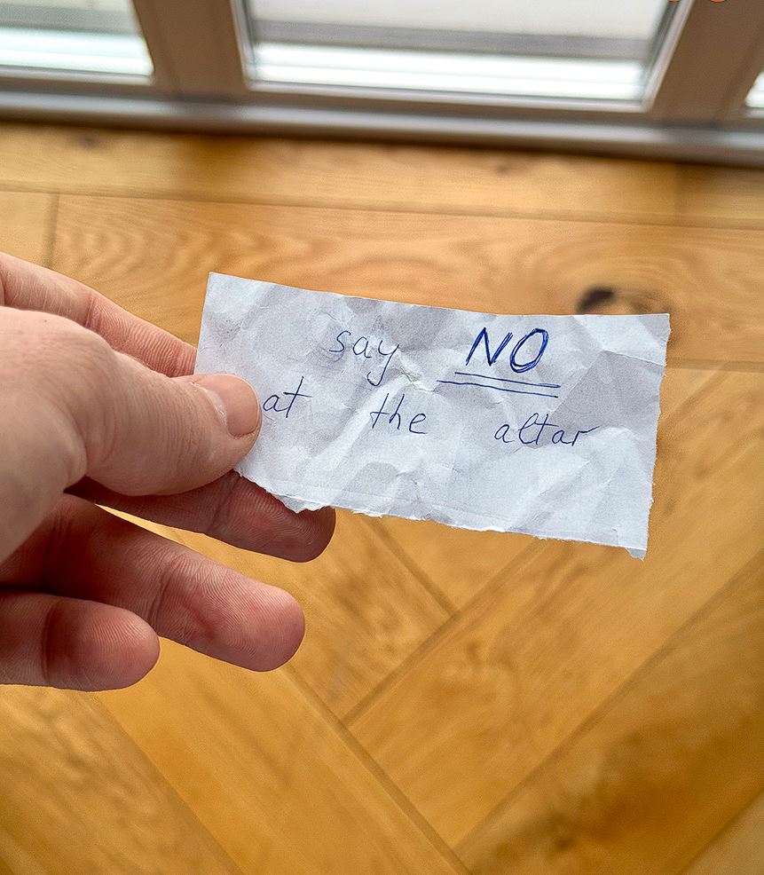 MY BRIDE HANDED ME A NOTE SAYING, “SAY NO AT THE ALTAR” — IT SOUNDED CRAZY, BUT I TRUSTED HER PLAN.