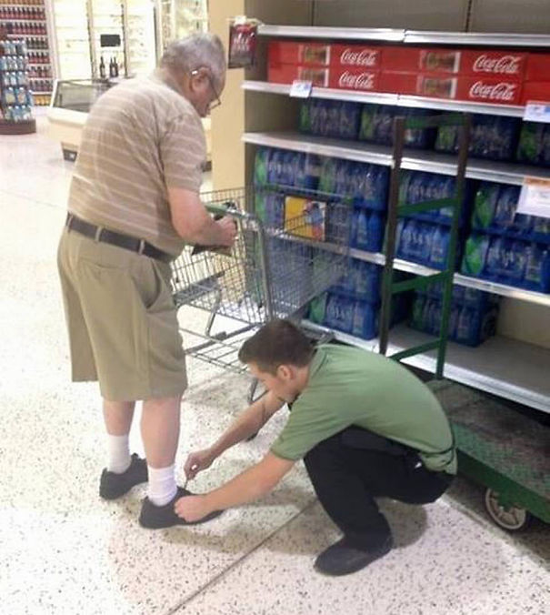 A PUBLIX EMPLOYEE TIED AN ELDERLY MAN’S SHOES—BUT LOOK CLOSER AT HIS WALLET