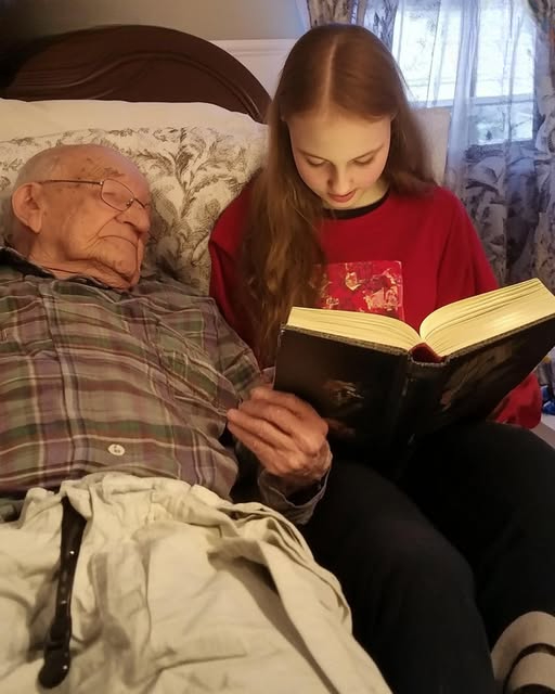 WHILE READING TO HER BLIND GRANDPA, A GRANDDAUGHTER DISCOVERED A 60-YEAR-OLD SEALED LETTER HIDDEN BETWEEN THE PAGES