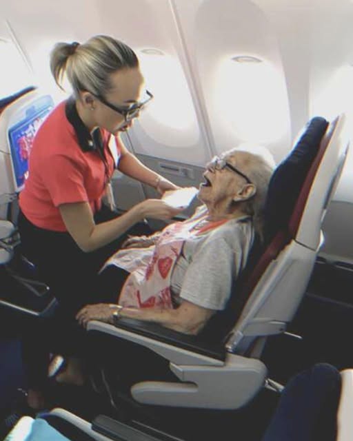 A FLIGHT ATTENDANT SAVED A 62-YEAR-OLD BUSINESS-CLASS WOMAN’S LIFE – 2 YEARS LATER BEING ON EDGE OF POVERTY, SHE RECEIVES A CHRISTMAS GIFT FROM HER IN REWARD