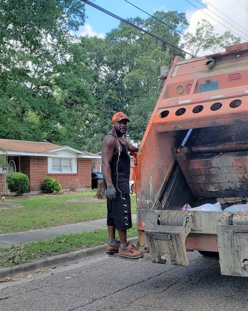 HE RETURNED HER TRASH CAN EVERY WEEK—BUT TODAY, SOMETHING WAS DIFFERENT