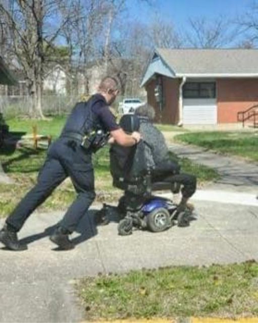 HIS WHEELCHAIR BATTERY DIED—THEN THE OFFICER DID SOMETHING NO ONE EXPECTED