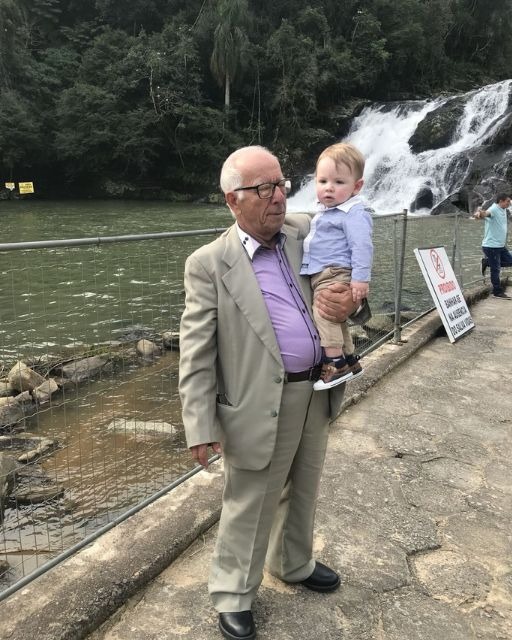 MY SON WHISPERED “I WISH GRANDPA WAS HERE”—AND A STRANGER TURNED AROUND