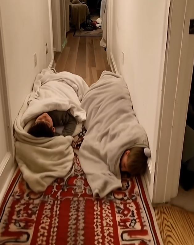 I CAME HOME TO FIND MY KIDS SLEEPING IN THE HALLWAY — WHEN I SAW WHAT HAPPENED TO THEIR ROOM, I LOST IT