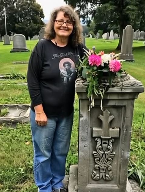 OLD LADY BROUGHT SON’S FAVORITE PIE TO HIS GRAVE – FOUND A NOTE UPON HER RETURN NEXT DAY