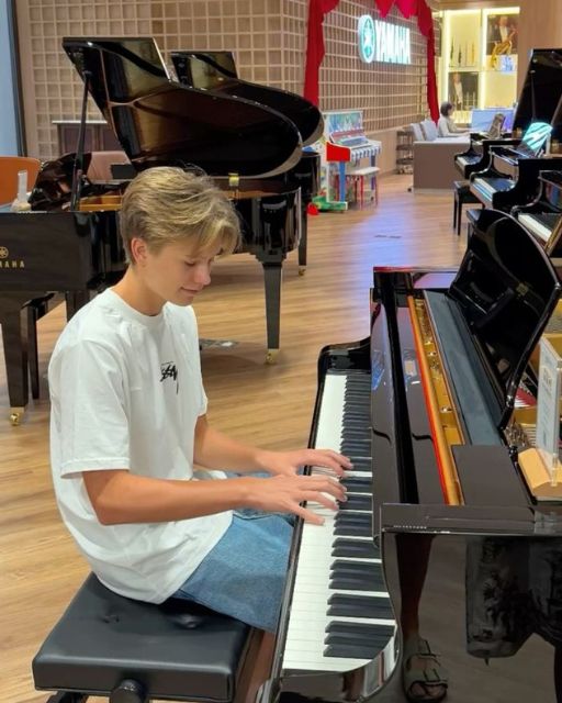 I PLAYED A RANDOM SONG ON A STORE PIANO—AND SOMEONE IN THE BACK STARTED CRYING
