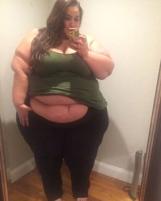 AITA FOR WEARING A CROP TOP TO MY COUSIN’S PARTY—EVEN AFTER MY AUNT “WARNED” ME NOT TO?