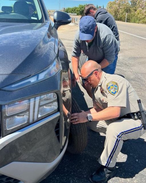 A HIGHWAY PATROL OFFICER HELPED FIX OUR TIRE—AND THEN RECOGNIZED MY HUSBAND FROM SOMEWHERE ELSE