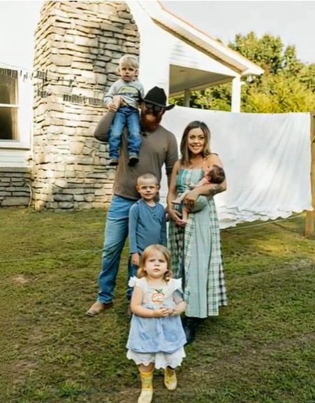 My Cousin Sent Me This Cute Family Photo—But I Recognized The Dress From A Missing Persons Poster