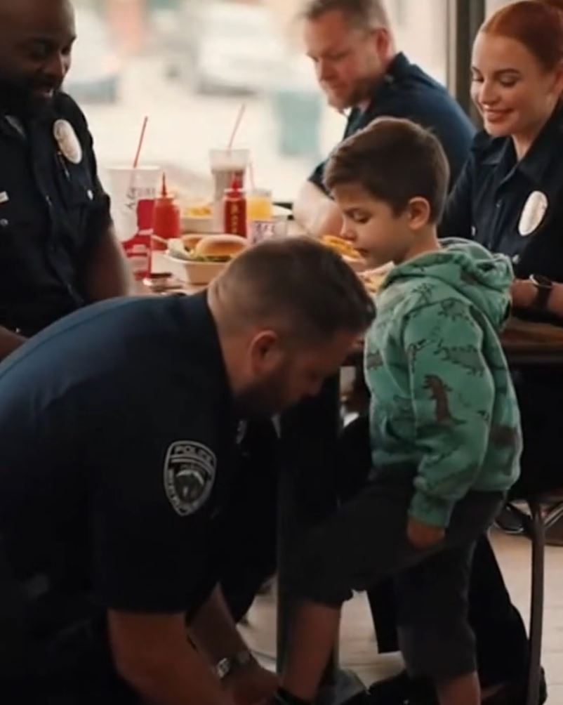 A Police Officer Helped A Little Boy Tie His Shoe—Seconds Later, Everyone In The Restaurant Froze