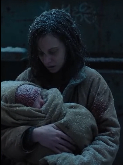 In the middle of a snowstorm, a homeless woman gave birth on the sidewalk