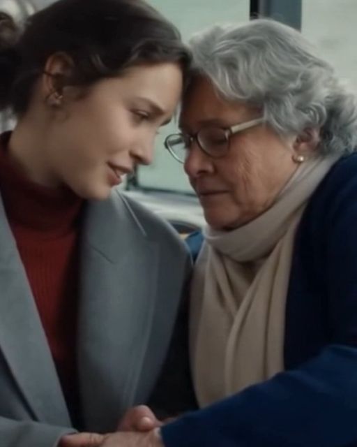 She Looked At My Hand, Then Whispered, “He’s Lying To You”