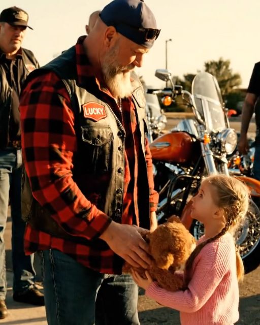 THE BIKER FELL TO HIS KNEES WHEN MY DAUGHTER GAVE HIM HER BEAR — THEN HE SHOWED US WHO HE LOST
