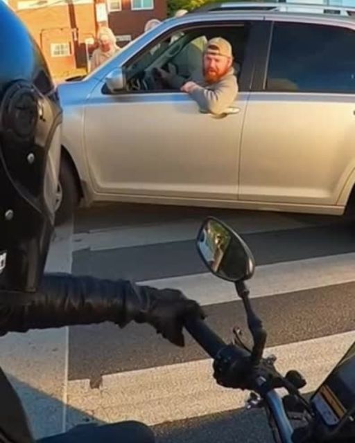BIKER STOPS CAR FROM BLOCKING ELDERLY COUPLE—THE DRIVER’S EXCUSE MAKES HIM LAUGH