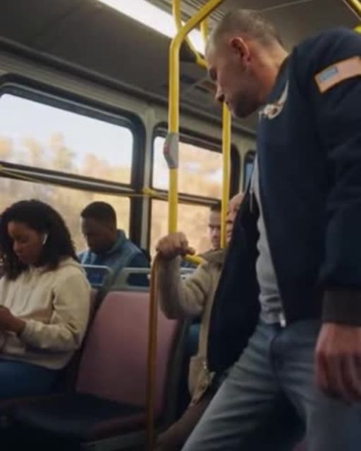 Old Man Gets Ignored On Bus—The Veteran Who Stands Up For Him Goes Viral