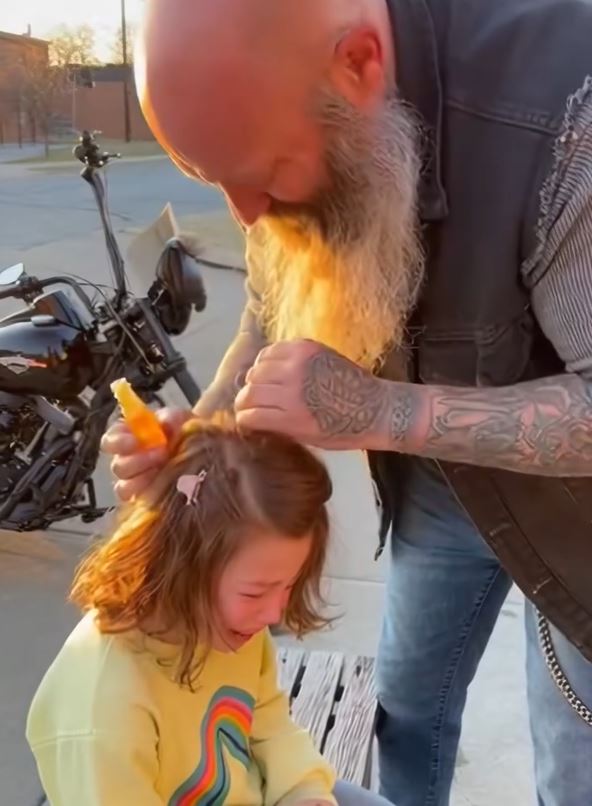 HE KNEELED IN SILENCE—AND CHANGED EVERYTHING