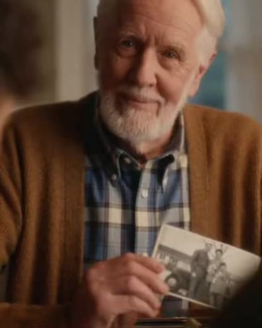 Family Tells Grandpa He Imagined His MemoriesโThe Box He Opened at the Table Proved Them Wrong