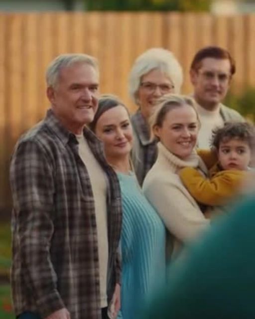 Son-in-Law Removes Father-in-Law From Family Photo — The Photographer Recognizes Him