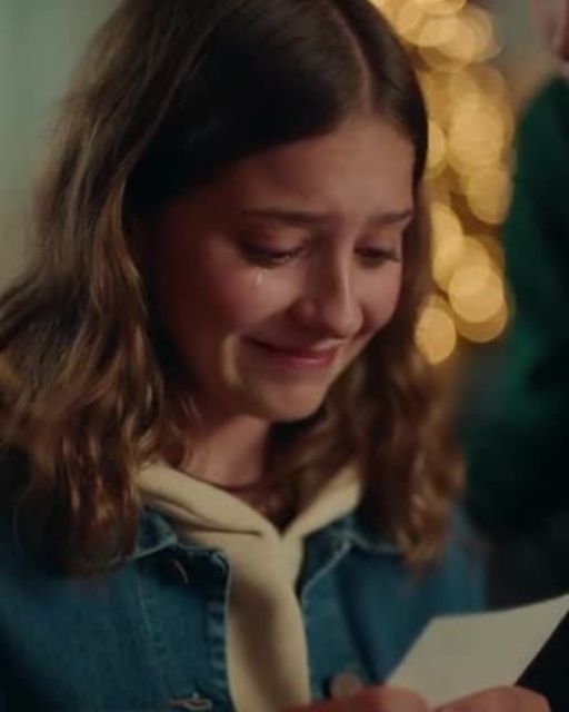 My Cousins Mocked My ‘cheap’ Gift—until The Note Inside Made The Entire Table Go Silent