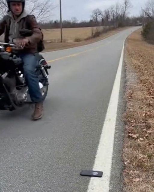 A Biker Found A Ringing Phone On The Highwayโand What He Heard On The Other End Was His Worst Nightmare