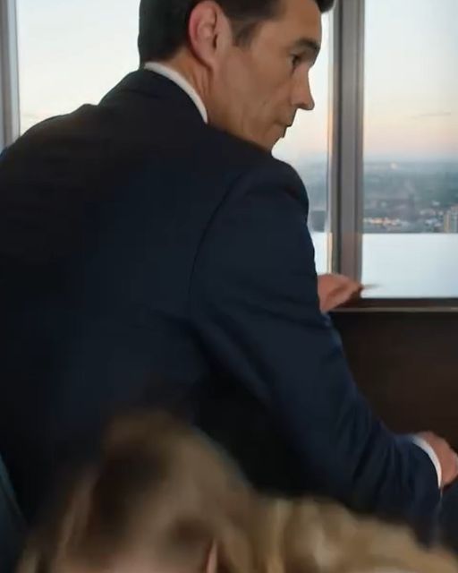 She Dozed Off On A Stranger’s Shoulder With Her Résumé In Hand… Then Walked Into A Skyscraper And Realized The Stranger Could Rewrite Her Entire Life