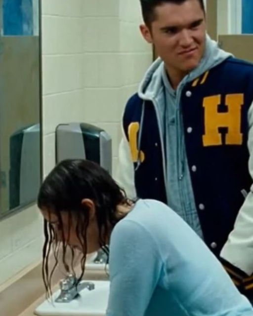 My Daughter Was Being Picked On By The Football Captain. They Didn’t Know Her Father Was A 4-star General Watching From The Shadows.