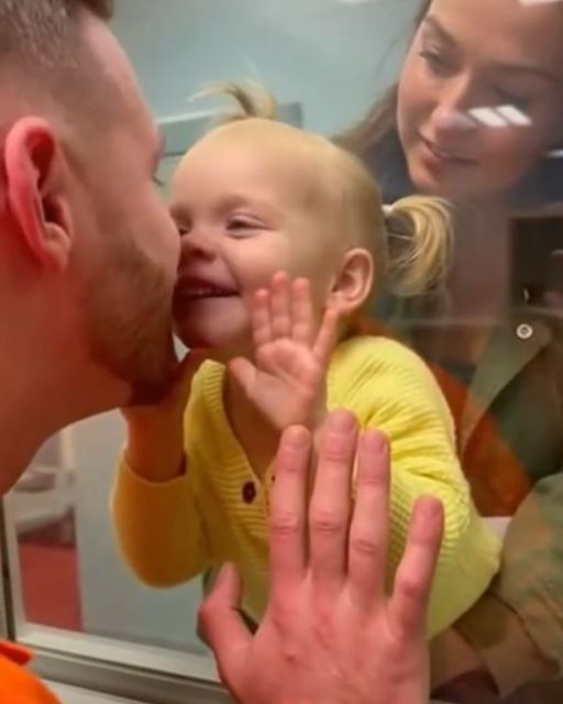 2-year-old Says One Word To Her Dad In Prison โ And A Visitor In The Next Booth Calls The Warden