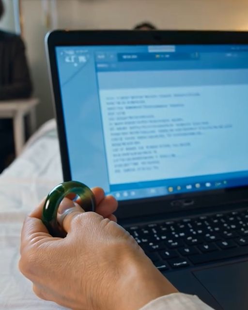 The Night My Husband Gave Me A $50,000 Jade Bracelet, A Stranger Texted Three Words, And My Picture-perfect Marriage Quietly Cracked In Half