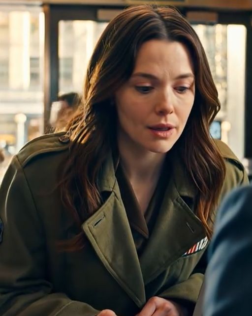 The Day I Went To Cancel The Thousand-dollar Card My Father Gave Me, The Teller Turned Ghost-white And Begged Me Not To Leave.