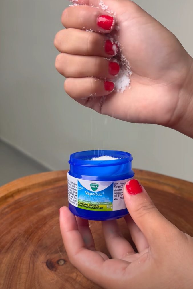 Vicks VapoRub and Salt โ A Simple Foot Rub for Sore Knees, Heels, and Swollen Feet