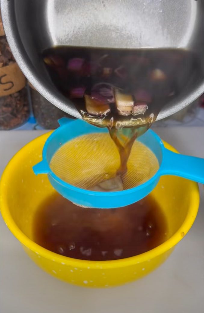 Onion, Garlic & Turmeric Decoction – A Natural Rinse for Scalp Health and Hair Growth