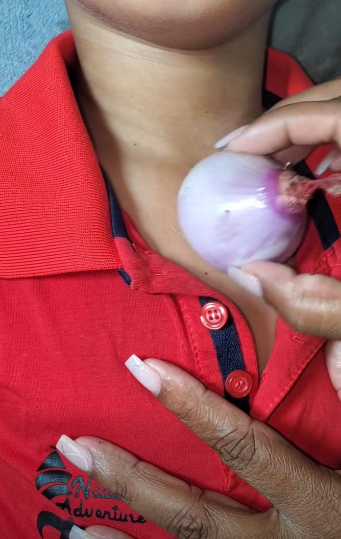 Red Onion Neck Compress โ A Simple Traditional Remedy for Congestion and Sore Throat