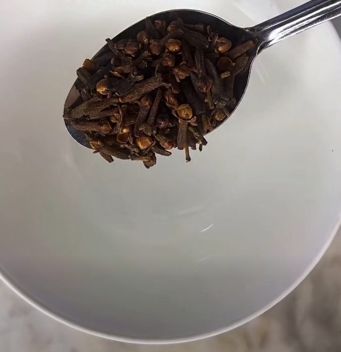 Clove & Rosemary Hair Rinse โ A Natural Way to Boost Hair Growth Without Stress