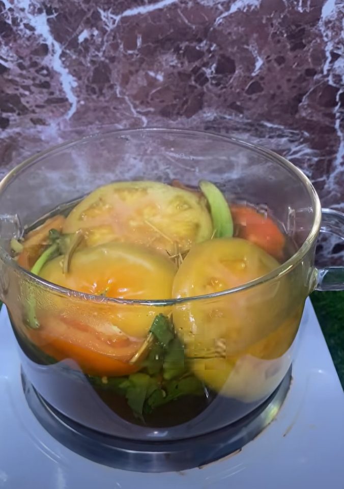 Tomato & Leafy Green Herbal Tea โ A Warm, Nutrient-Rich Infusion for Daily Wellness