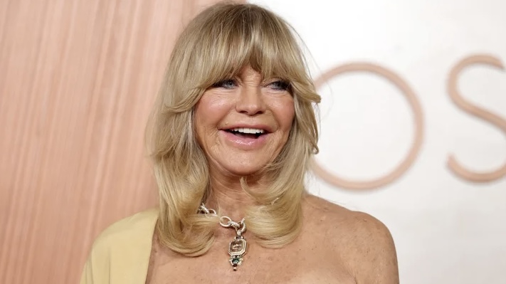 Goldie Hawn Opens Up About Cataracts After Tender Oscars Moment With Andrew Garfield