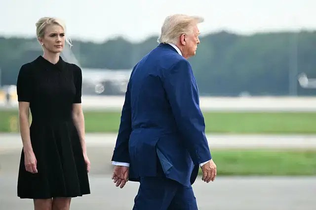 Viral Golf Course Photo Purporting to Show Trump Kissing Aide Prompts White House Response